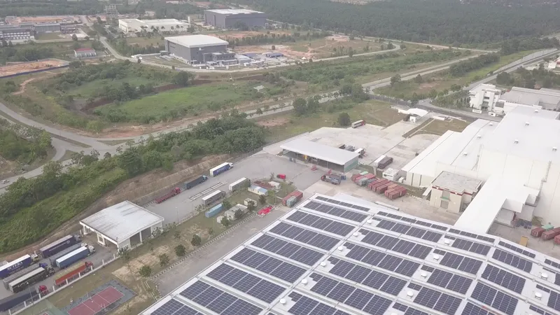 Aerial view of rooftop solar on a beverage bottling plant (view 2)