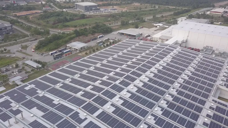 Aerial view of rooftop solar on a beverage bottling plant (view 3)