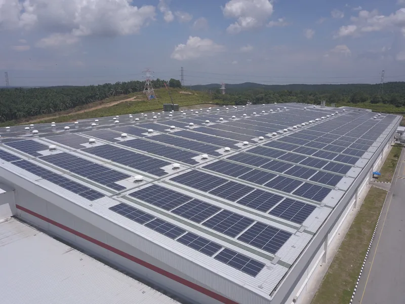 Aerial view of rooftop solar on a beverage bottling plant (view 1)